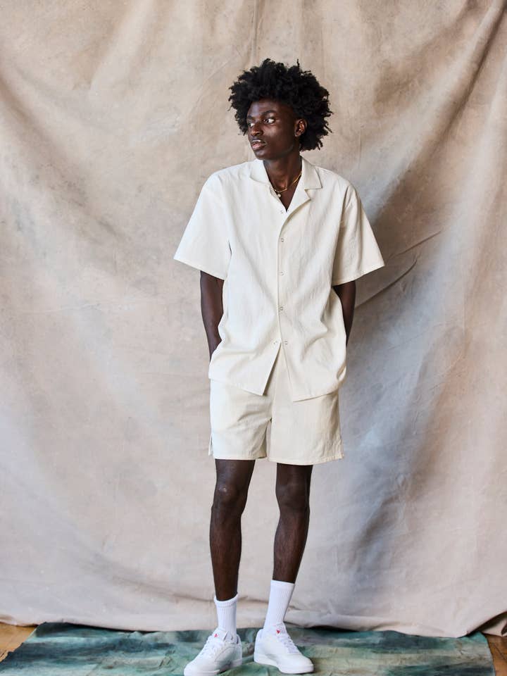 Schmal geschnittenes Hemd mit Feldkragen - Pergament für den Großhandel von Devlyn van Loon