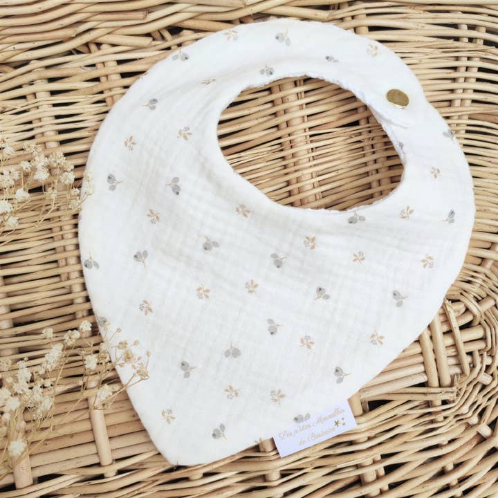 „Augustin“ babybandana hagesmæk i ecru økologisk bomuld dobbelt gasbind for engroshandel hos Les p'tites Merveilles de Bérénice