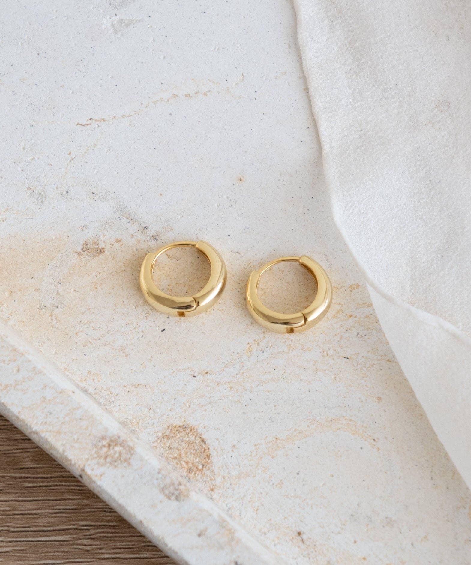 AALLYN - Wholesale Huggie Earrings - Isla Huggie Hoops