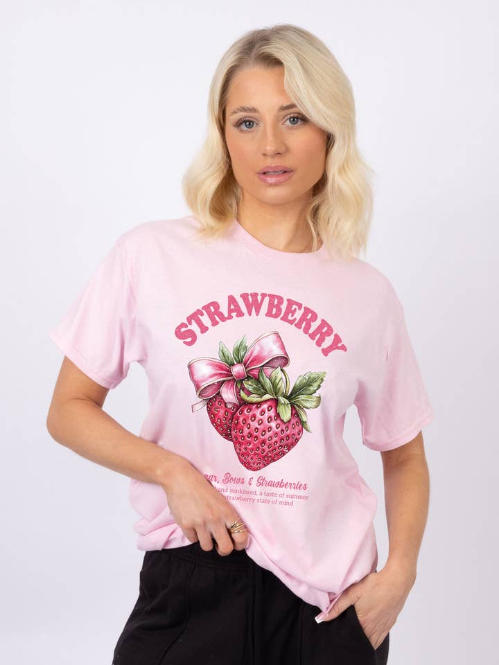 T-shirt imprimé fraises pour femmes pour la vente par Missi Clothing