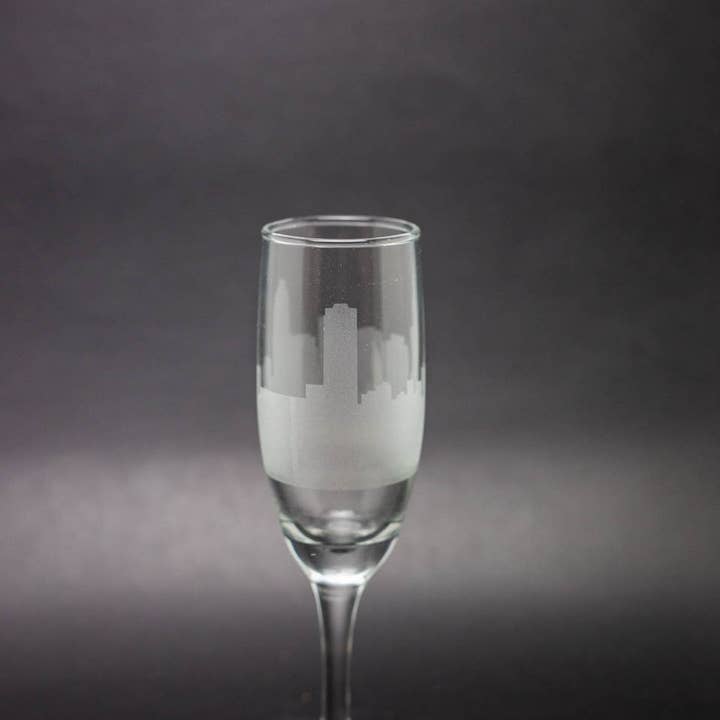 Raleigh, North Carolina Skyline Champagneflöjt för wholesale av Urban & Etched