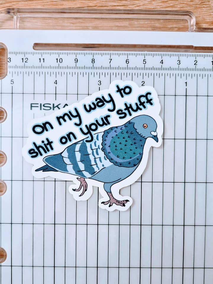 A Caminho de Cagar nas Tuas Coisas Autocolante de Pombo por atacado de Peaceful Opossum Art