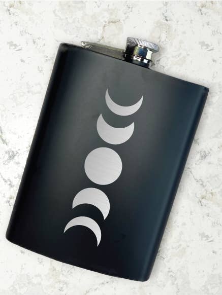 Fiaschetta verticale con incisione a fasi lunari in acciaio inossidabile da 8 once per la vendita all'ingrosso da parte di Three Witches Tea Shop