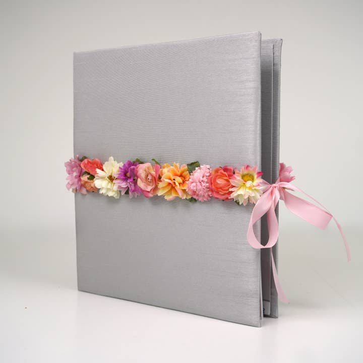 Livre de souvenirs pour bébé avec guirlande de fleurs sur Shantung pour la vente par MARCELA