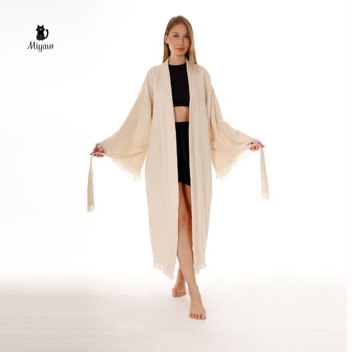 Beige Bohemisk kaftan i ren bomull med fransar och kimonomodell för wholesale på Faire2