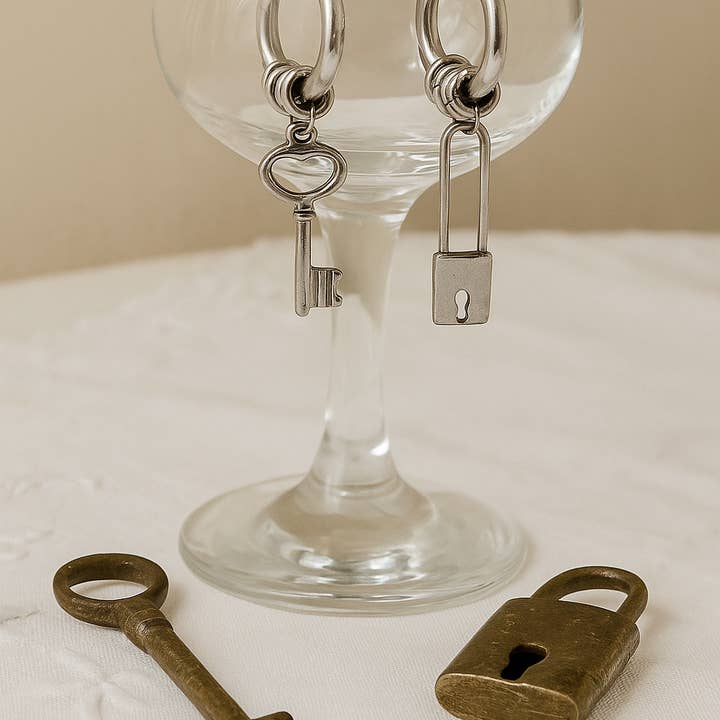 Wild & Free - Wholesale Dangle Earrings - Pendientes de llave y cerradura asimétricos2