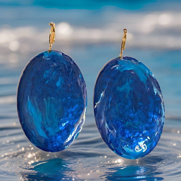 Ohrringe Lures of Love mit ovaler Kuppel aus blauem Marmor für den Großhandel von The Urban Charm