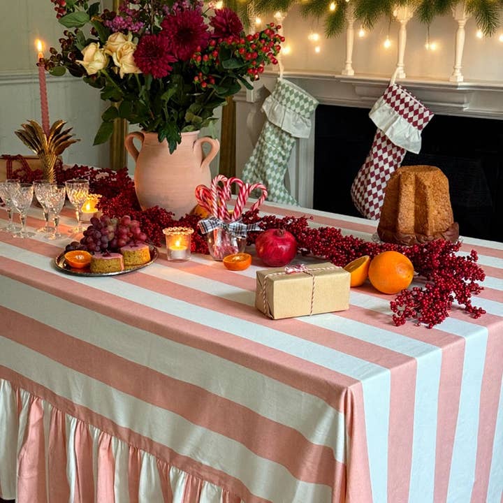 Evie and Skye Limited – Engroshandel Dug – Riviera Stribet Rektangulært Borddug Med Flæser - Pink