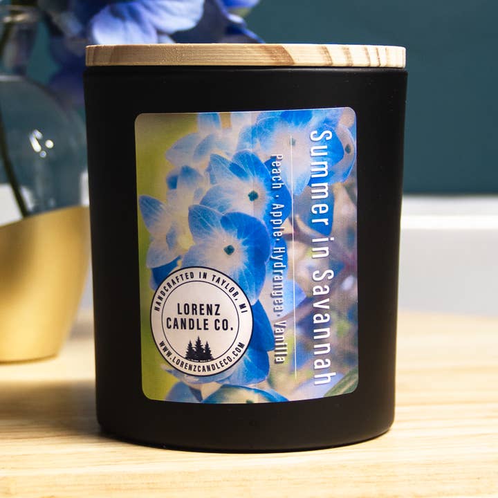 Vela Summer in Savannah de 11 onzas (manzana, hortensia, melocotón) para venta al por mayor de Lorenz Candle Co.