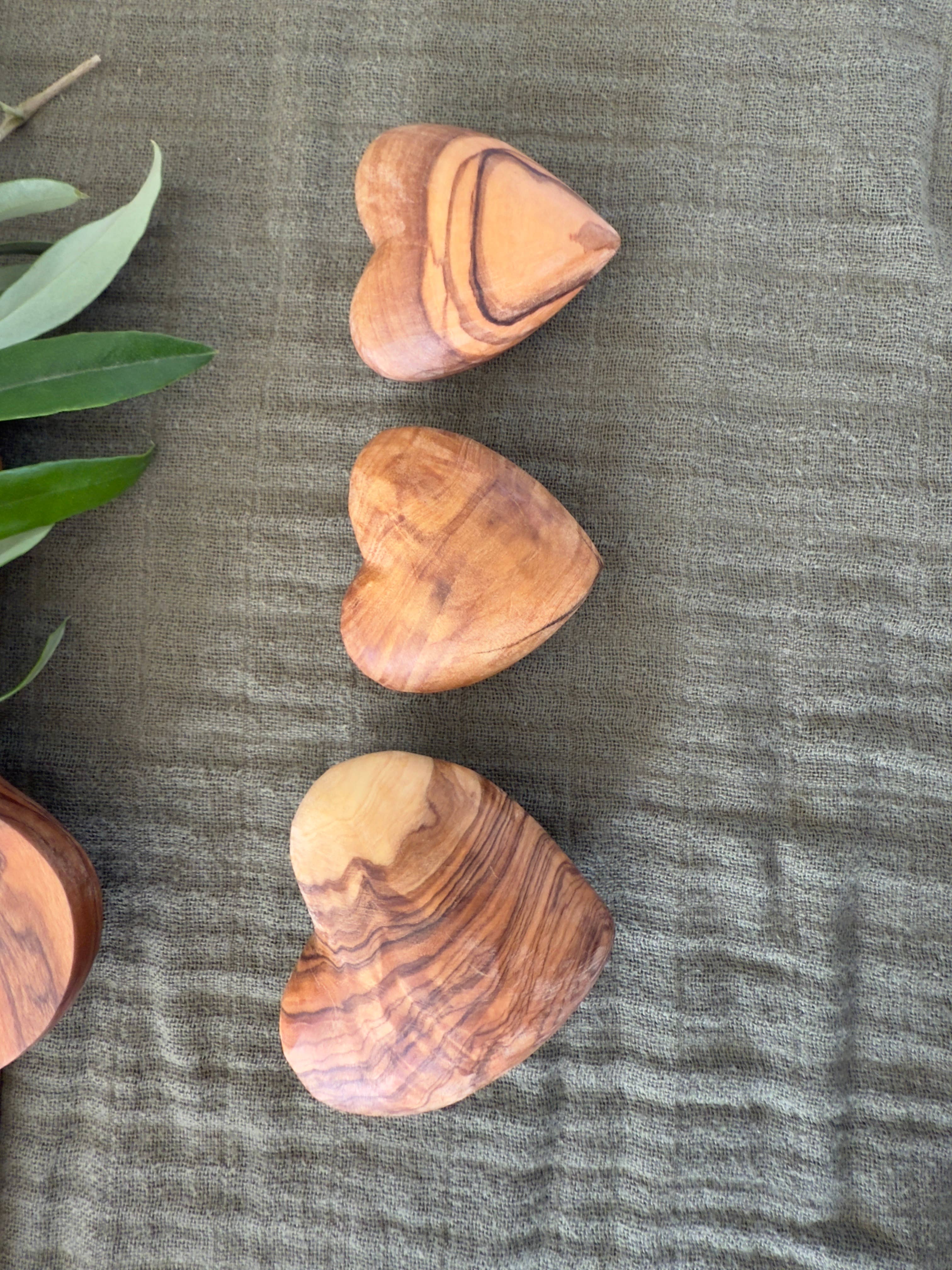 ZINE & LYNE - Wholesale Decorative Tabletop Object - decorative heart in olive wood2