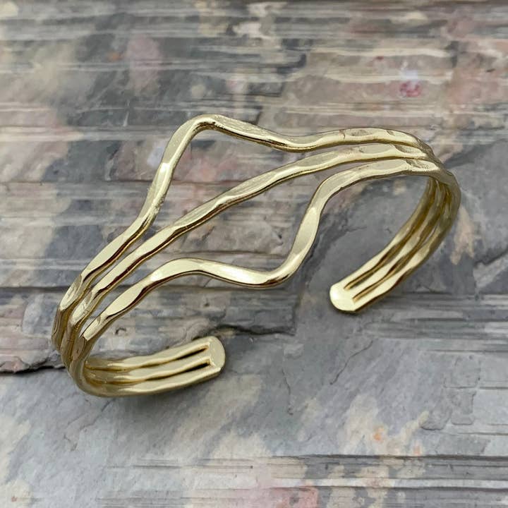 Bracelet Manchette Réglable Plaqué Or - Deux Triangles pour la vente par Anju Jewelry