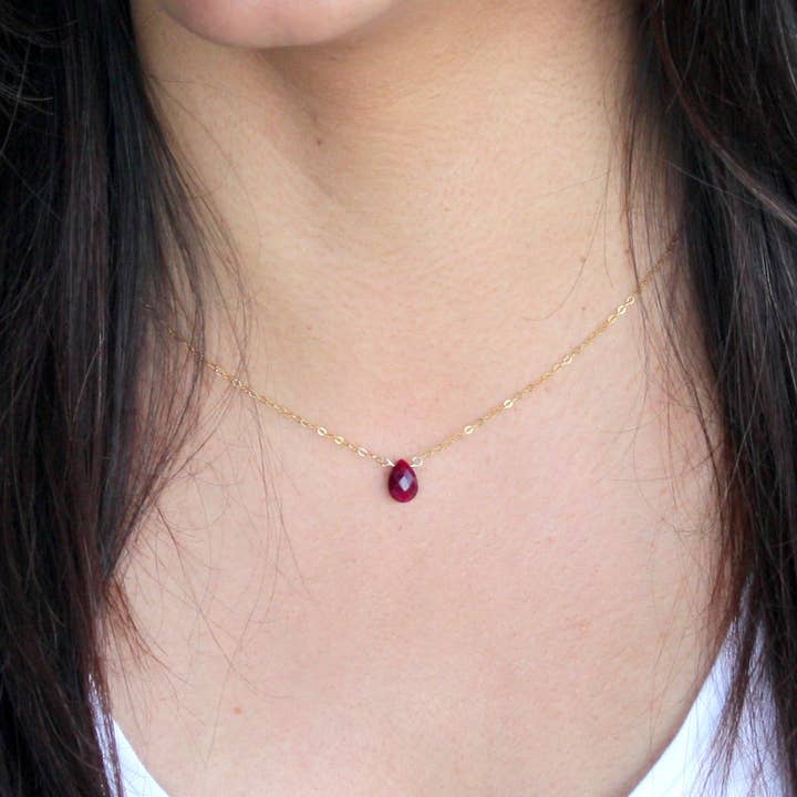 Collane con ciondolo con piccole pietre preziose riempite in oro 14k per la vendita all'ingrosso da parte di Azki Jewelry