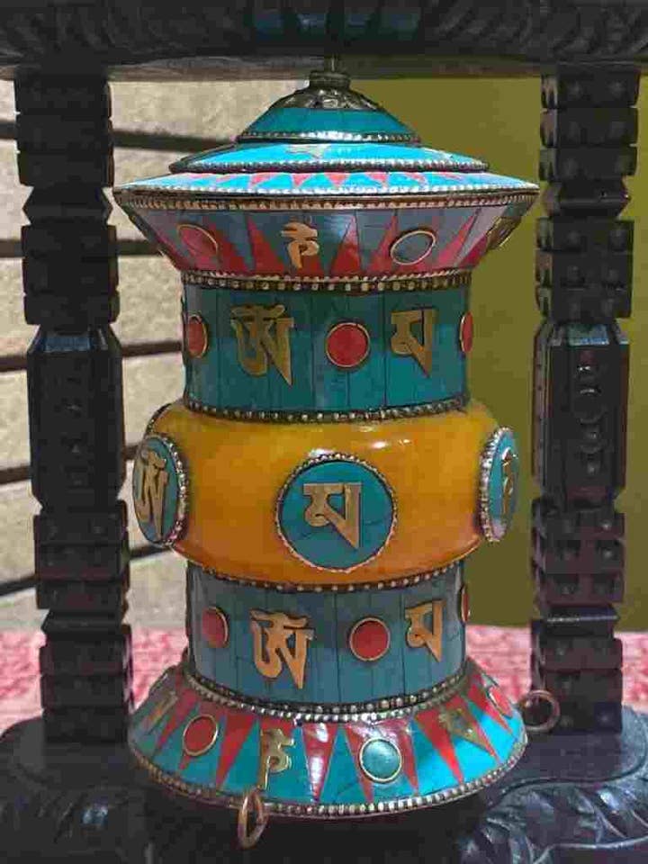 Moulin à prières mural tibétain Om Mani (XL) pour la vente par Katmandu Trading Co.