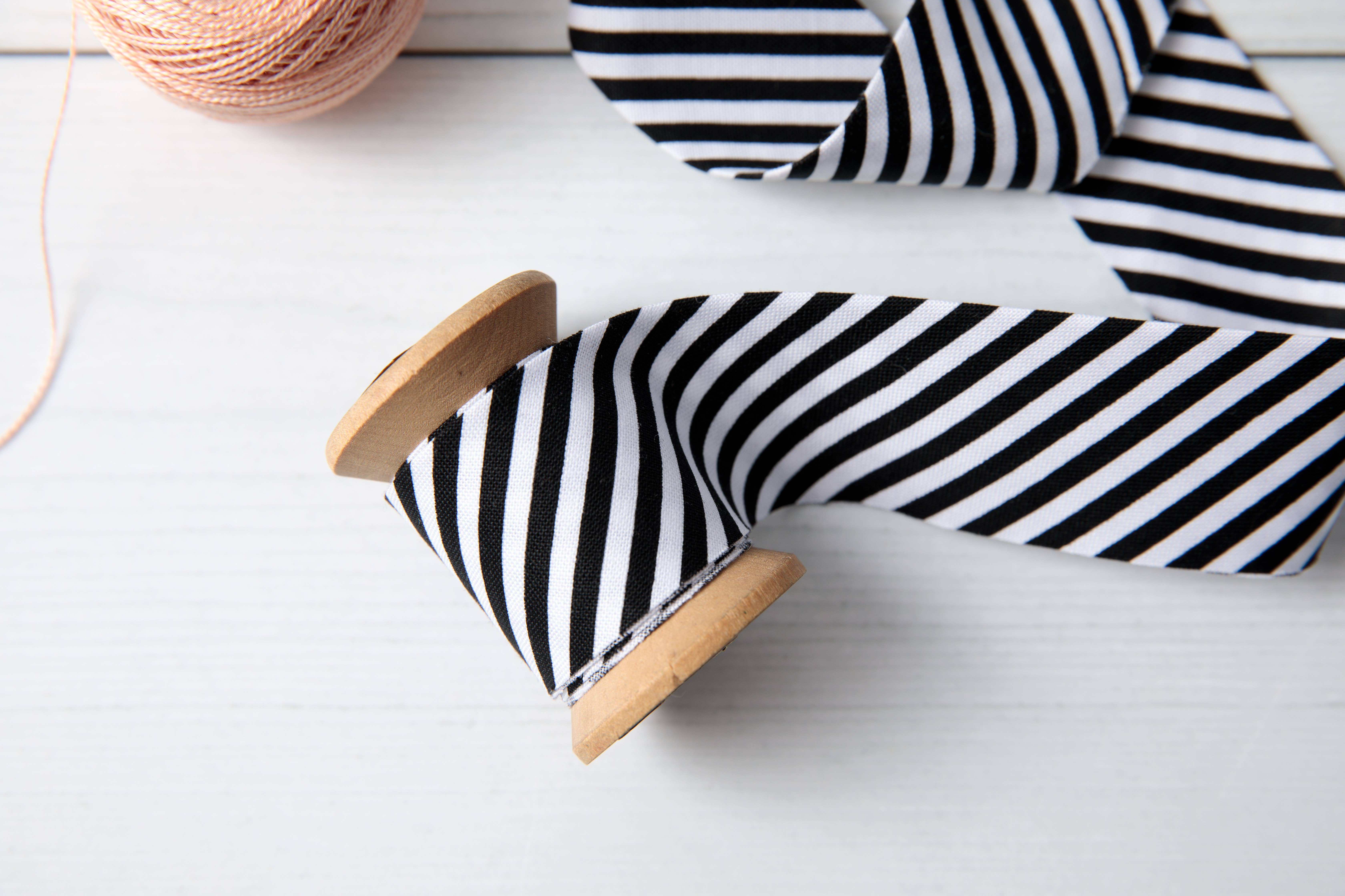 Bessie Pearl Binding Co - Venta al por mayor Material para manualidades - Cinta al bies para acolchado de 2,5" – Raya negra (Cinta de algodón preconfeccionada)1