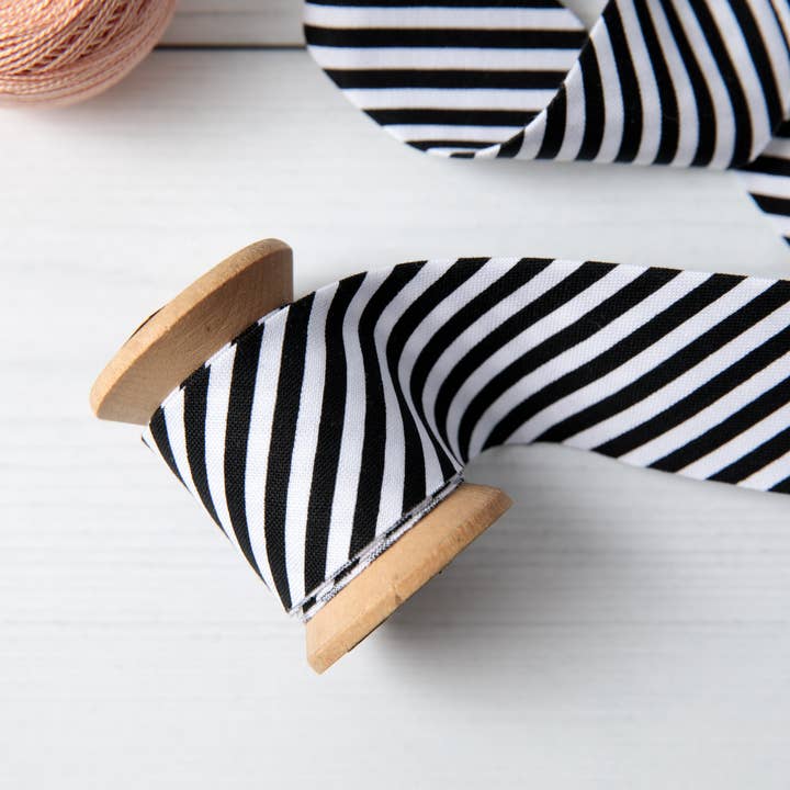 Bessie Pearl Binding Co - Venta al por mayor Material para manualidades - Cinta al bies para acolchado de 2,5" – Raya negra (Cinta de algodón preconfeccionada)1