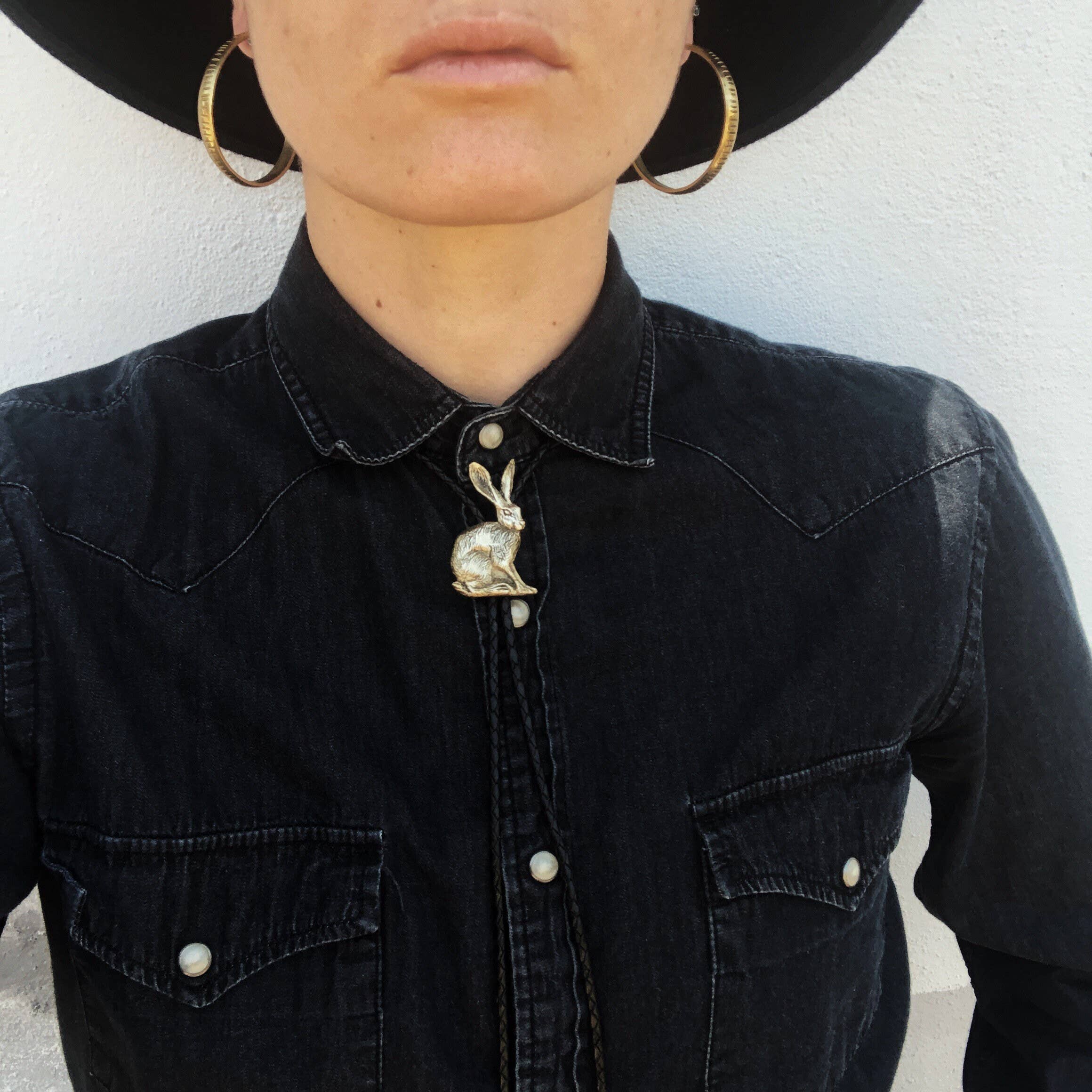 HELIOTROPE - Vendita all'ingrosso Collana con ciondolo/pendaglio - Bolo Tie con Lepre dalla coda nera1