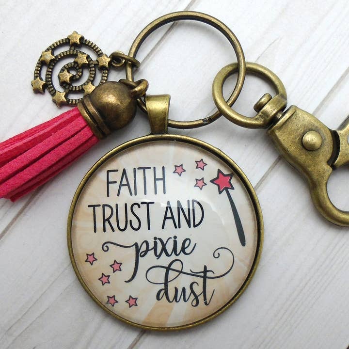 Porte-clés Faith Trust et Pixie Dust en bronze pour la vente par Urban Charm