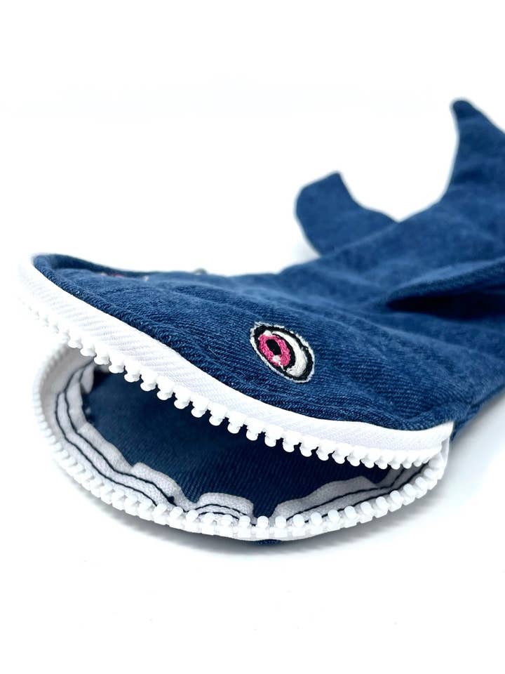 Estuche para lápices Sharkie con set de lápices para venta al por mayor de GoodsAgain