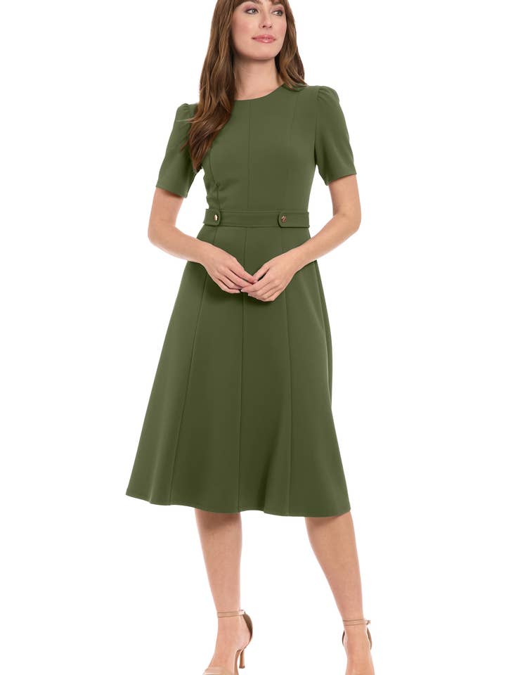 ROBE ÉVASÉE AJUSTÉE AVEC PATTES LATÉRALES pour la vente par Maggy London Group