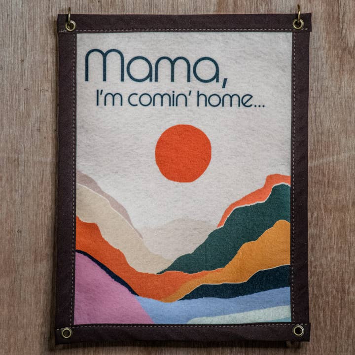 Mama, jeg kommer hjem vægdekoration banner for engroshandel hos In Blue Handmade