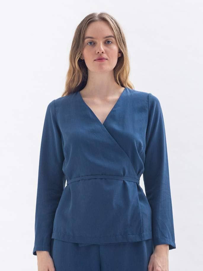 chemisier cache-cœur « FRI-DA » en tencel bleu pour la vente par Studio Hertzberg