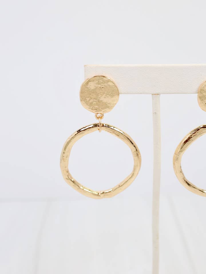 Boucle d'oreille pendante Concord en or pour la vente par Caroline Hill