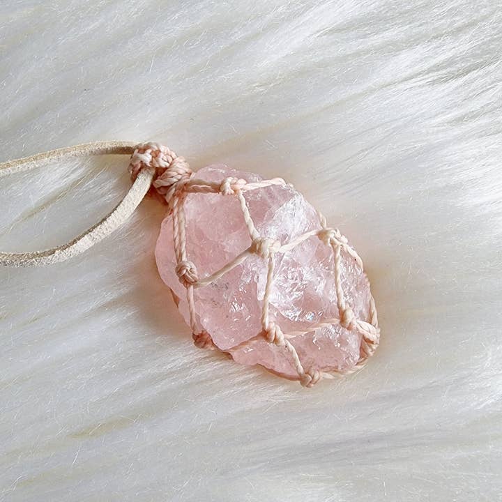 Purenami -Opals and Dreams - Vendita all'ingrosso Collana con ciondolo/pendaglio - Collana macramè di quarzo rosa grezzo