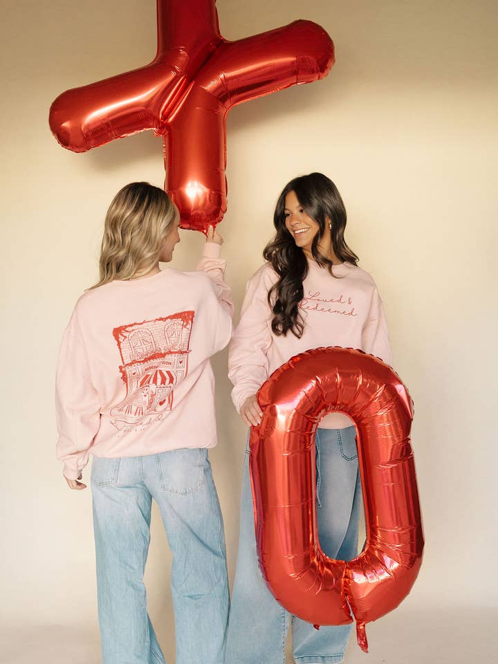 Amado y Redimido - Amor Derramado - Sudadera Gráfica para venta al por mayor de Whitney | Chaudoin Creations