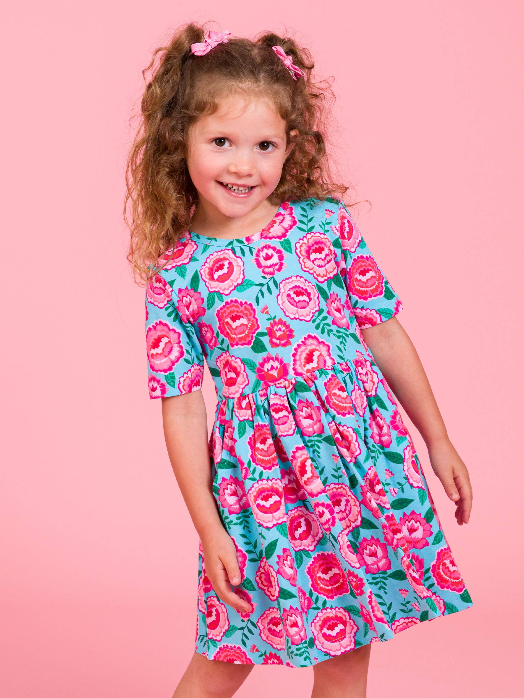 Azul Vestido de Malha com Mangas Curtas e Rodado Bright Blossoms para Meninas para venda a revendedores na Faire