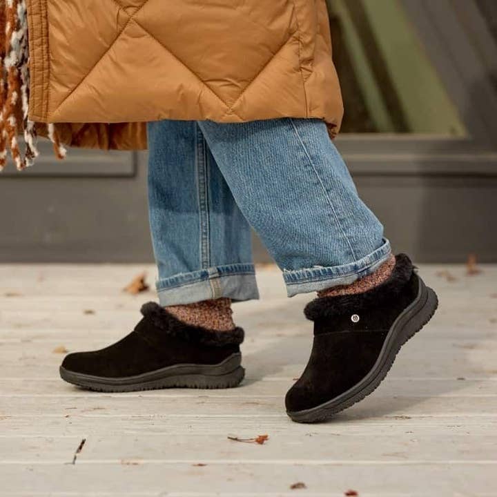 Minnetonka - Wholesale Slippers - Women's - Women's Emerson Water Resitant Suede Cozy Lined Clog Shoe2