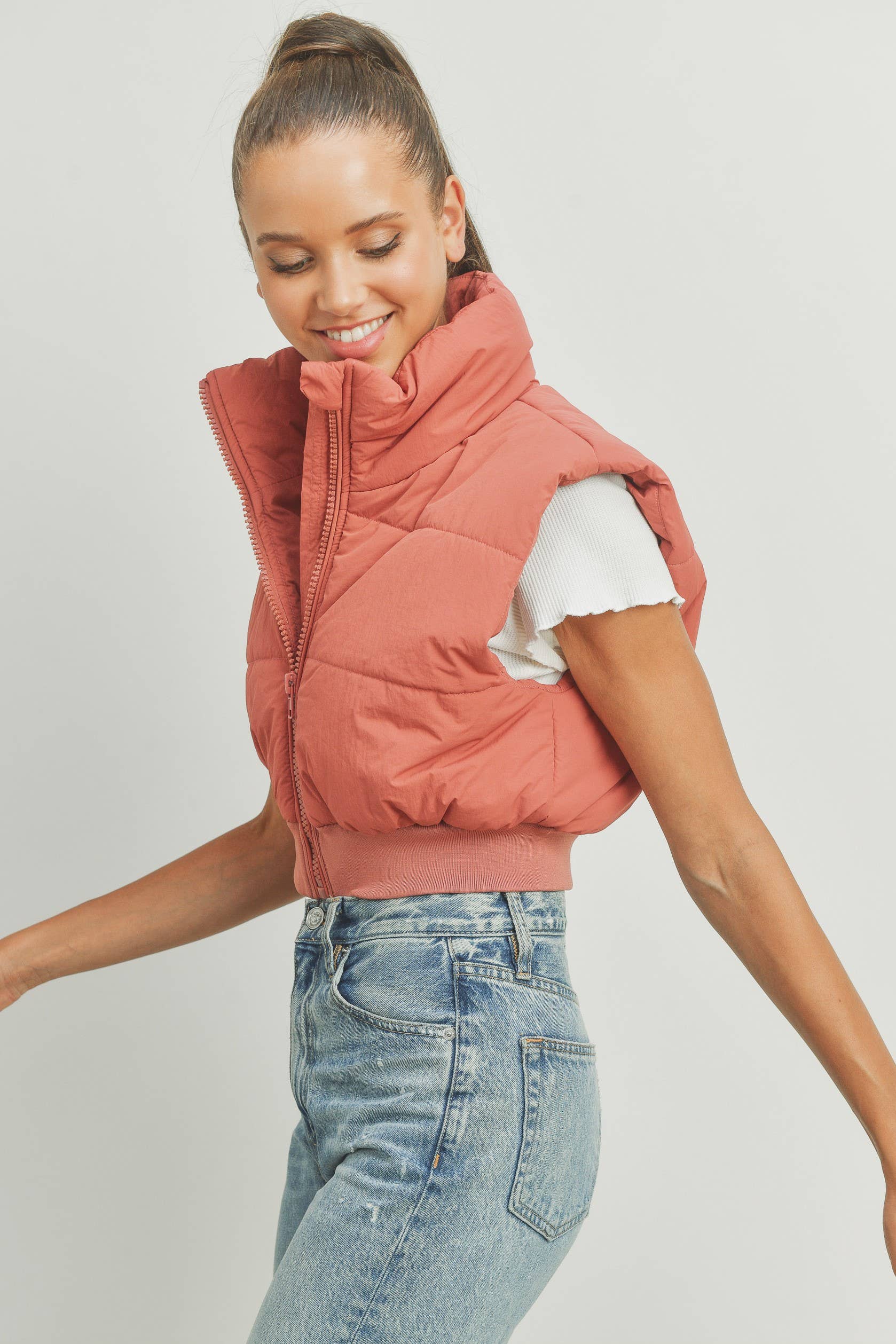 BUTTERMELON – Großhandel Oberbekleidungsweste – Damen – BUTTERMELON Steppweste zum Reißverschluss, cropped, für den Herbst4