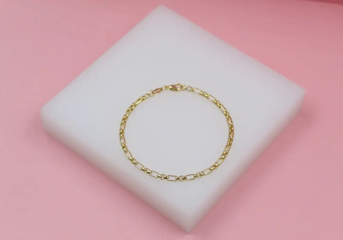 MIA Jewelry - Venta al por mayor Pulseras de cadenas y eslabones - Brazalete con caja redondeada inspirada en Figaro con relleno de oro1