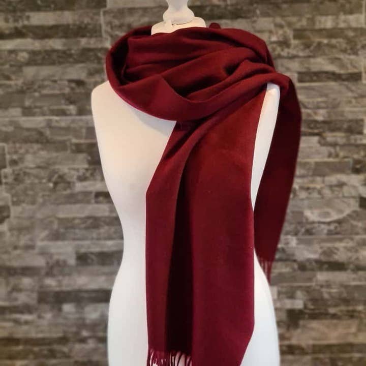 SCIALLE SCIARPA GRANDE IN LANA D'AGNELLO STRATHURIE VINO per la vendita all'ingrosso da parte di Strathurie