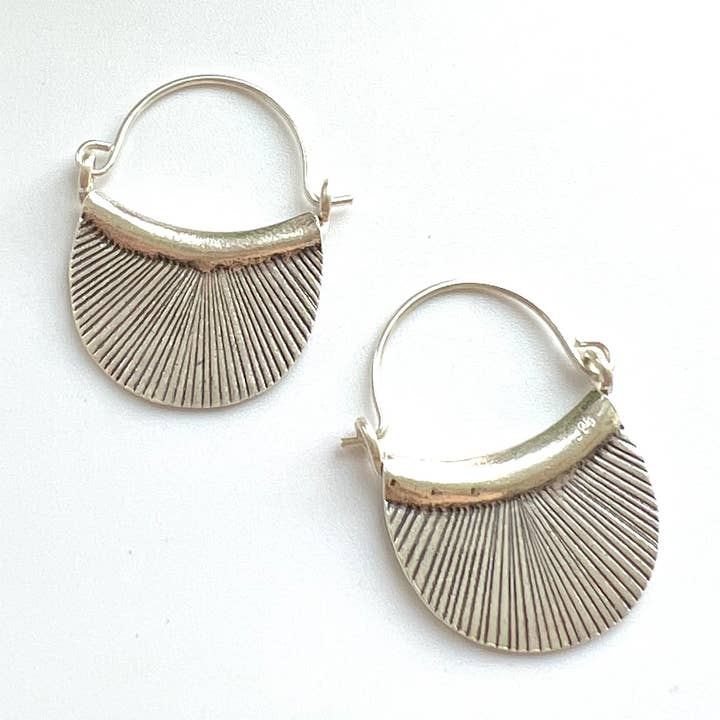Baizaar – Engroshandel Hoops – Hill Tribe Sterling sølv ætset kronblad ørering0