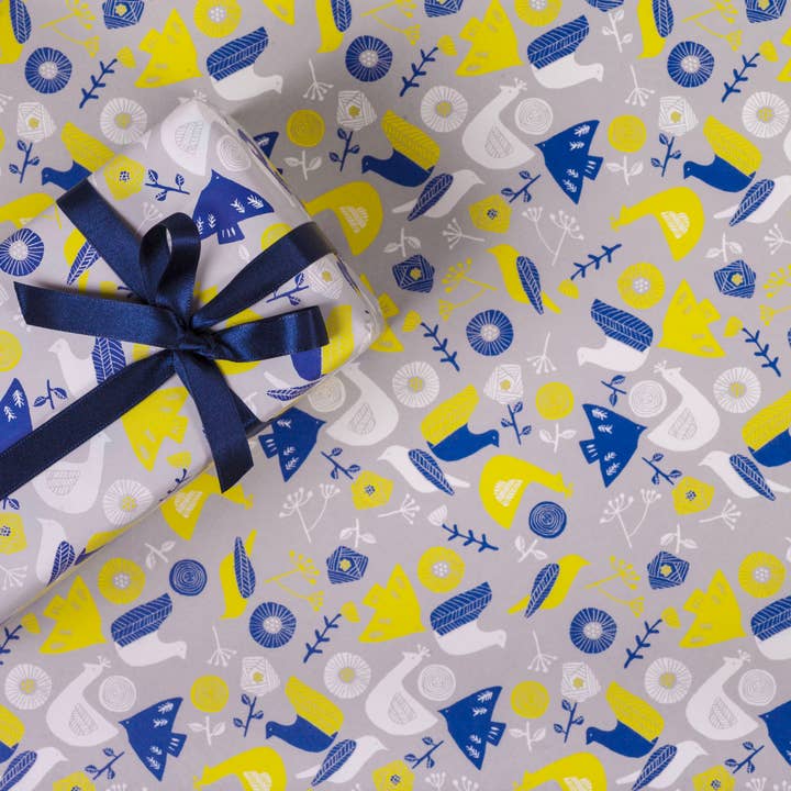 Geschenkpapier mit Vogel- und Blumenmotiv für den Großhandel von REGARO PAPIRO