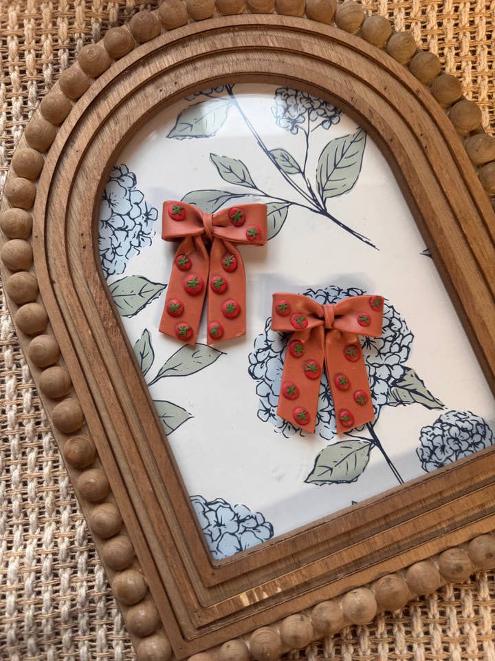 Tomatbåge | Handgjorda örhängen i polymerlera för wholesale av Watch Me Bloom