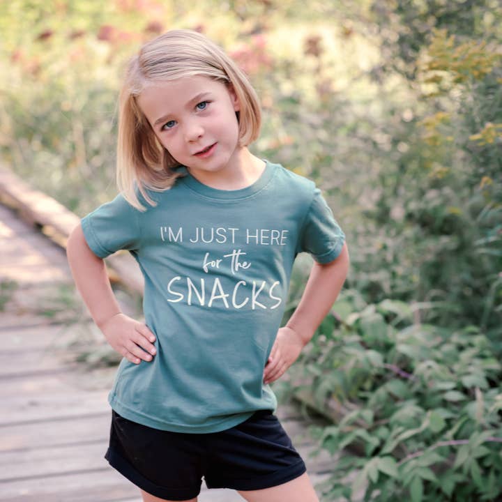 T-shirt I'm Just Here for the Snacks pour tout-petits et jeunes, vert pour la vente par Greenleaf Designs