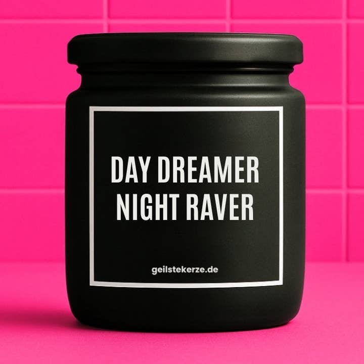 (Bio) Bougie Végane avec Citation – RÊVEUR DE JOUR FÊTARD DE NUIT pour la vente par geilstekerze