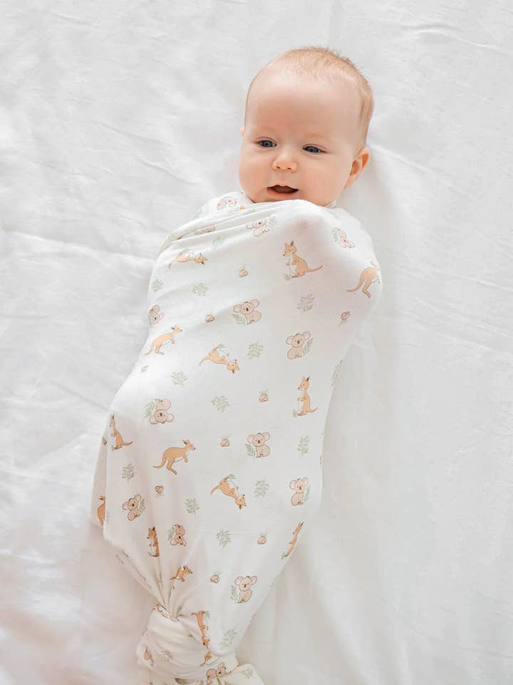 Couverture d'emmaillotage pour bébé en bambou - Kangourou & Koala pour la vente par Lūmmi in Colour Babywear