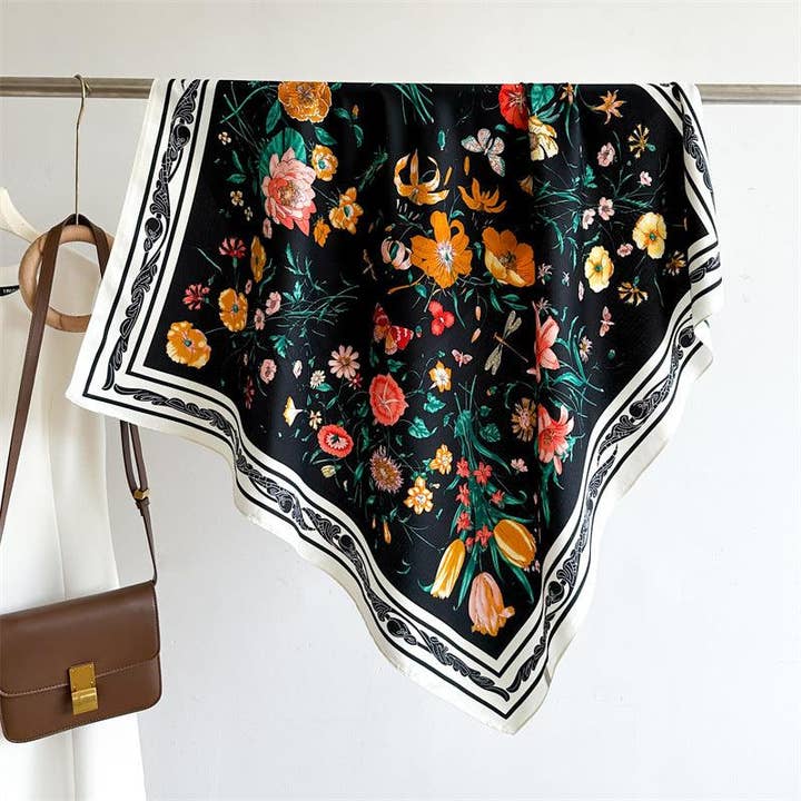 SueSilkHK - Vente Écharpe – femme - Grande écharpe en satin chic à motif floral blanc | Bandana 90 x 90 cm | Châle en satin sergé | Cadeau parfait pour elle pour la fête des mères3