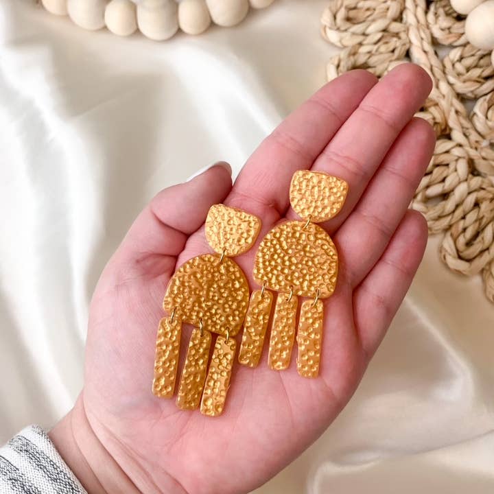 Roots & Home – wholesale Hängande örhängen – Hamrad metall | Handgjorda Polymer Clay Örhängen