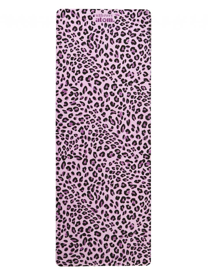 Tapis de yoga léopard rose pour la vente par WITH EVERY ATOM (US)