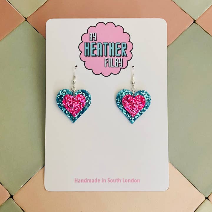 Rosa und blaue Herz-Glitzerharz-Ohrringe für den Großhandel von By Heather Filby