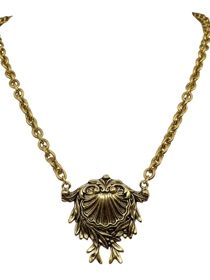 Collana placcata in oro da 18" con spilla vintage vittoriana a conchiglia per la vendita all'ingrosso da parte di Erin Knight Designs