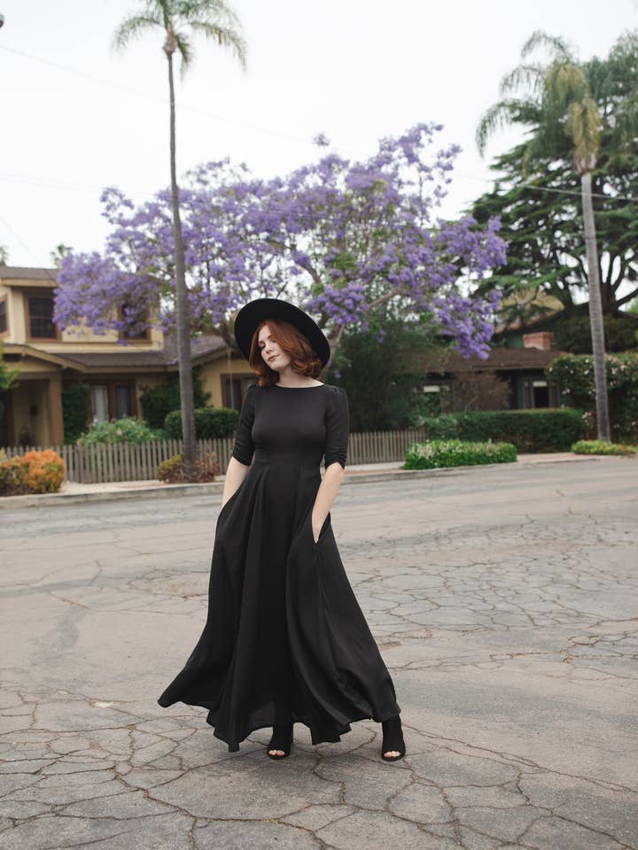 Robe longue ajustée réversible noire pour la vente par Jennafer Grace