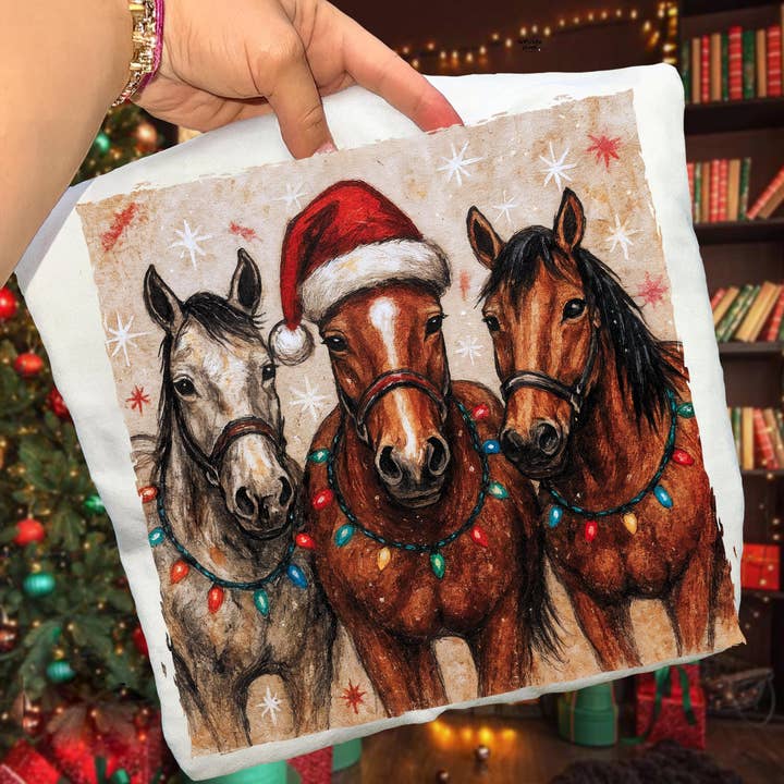 Kerstpaarden T-shirt, Drie Paarden met Kerstmuts en Lichtjes voor wholesale door DLT Ecommerce