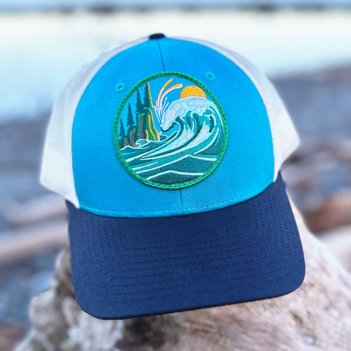 Gorra de Camionero Ola Cresta y Costa Oceánica: Gorra Audaz y Brillante para venta al por mayor de Bough & Antler Northwest Goods