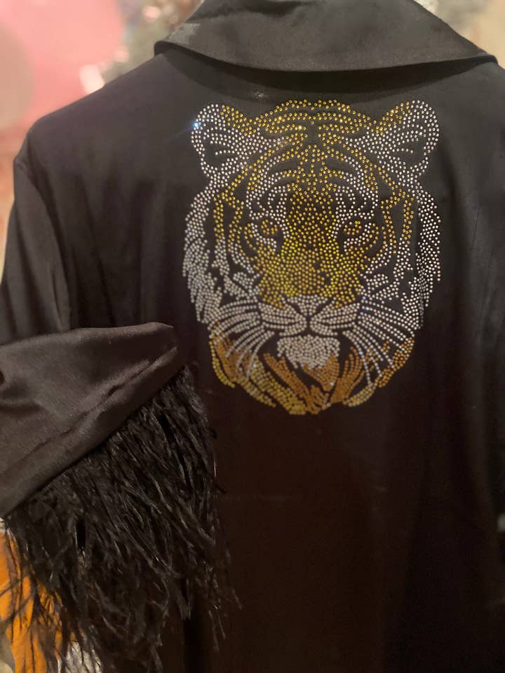 Satén negro con plumas negras Cabeza de tigre de diamantes de imitación en la espalda para venta al por mayor de Plume AF Design