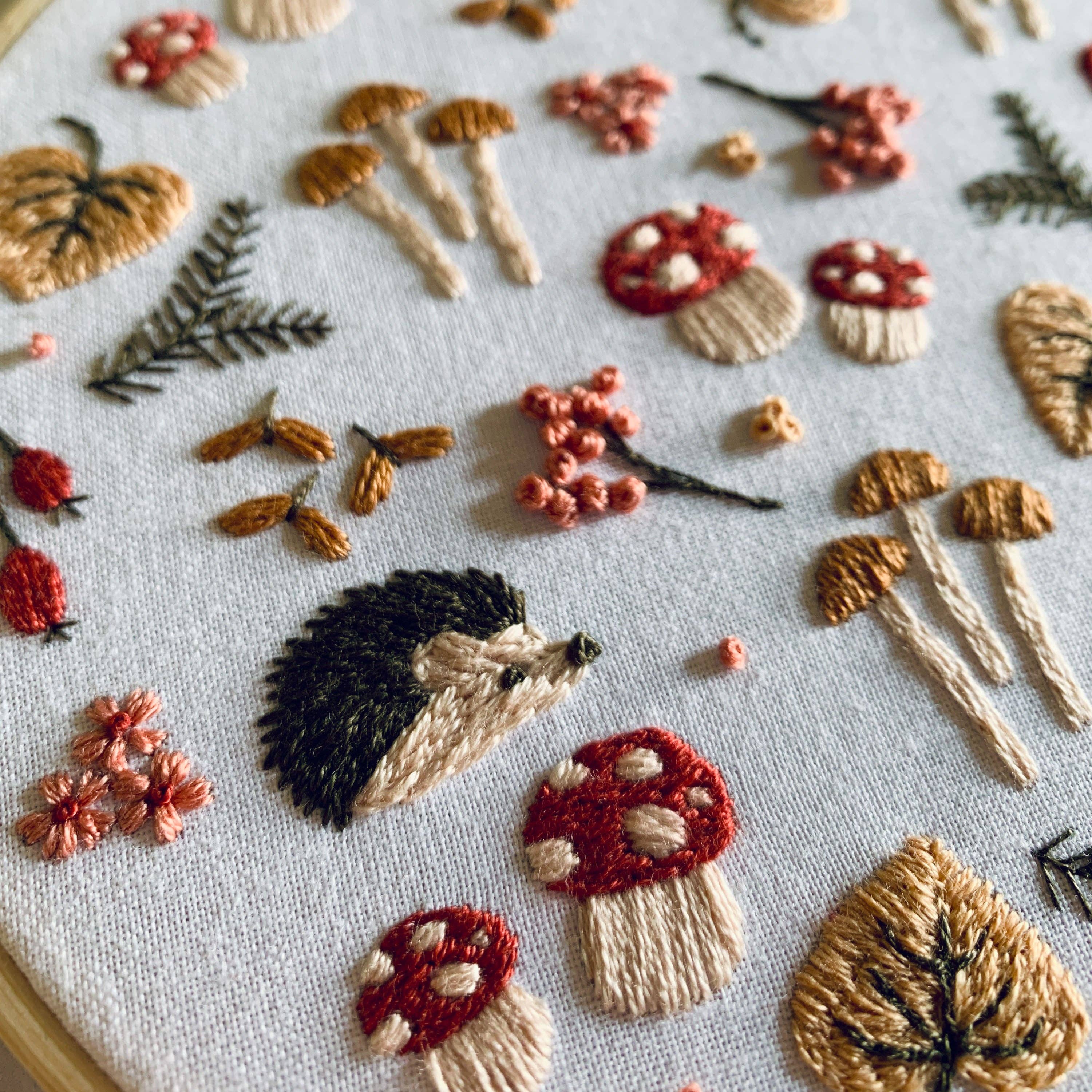 Rose Stitch Art - Vente Accessoire de broderie/point de croix - Kit de broderie Hérisson et Champignon - Artisanat DIY pour débutants pour la détente et la pleine conscience. Modèle de couture à la main Forêt d'hiver4