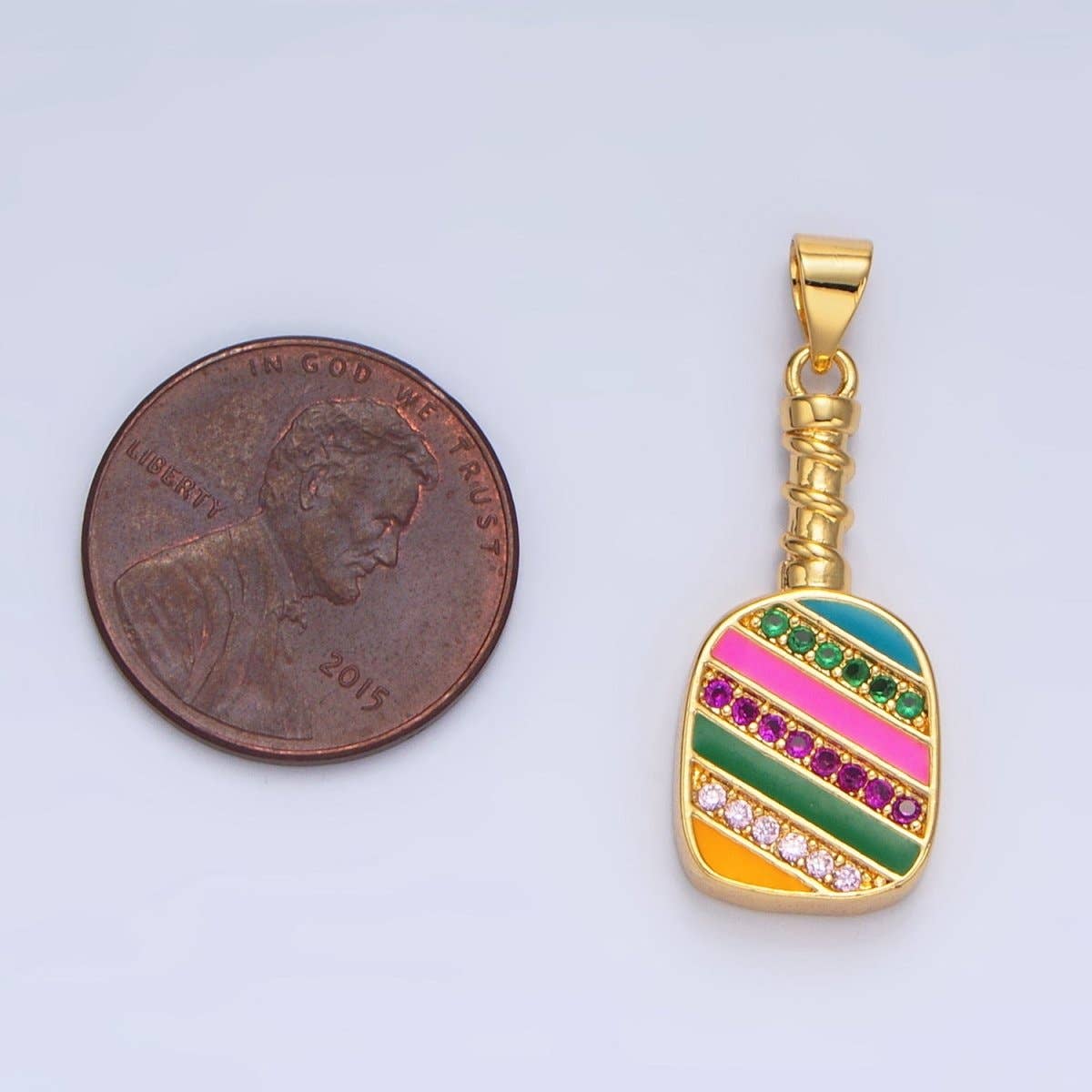 Guld Farverig Pickleball-vedhæng i 24K guldfyldt sportsbat med CZ | I769 for engroshandel på Faire2